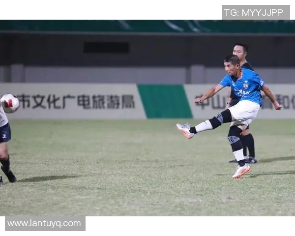 藏族首位足球明星勇闯绿茵场成就传奇故事书写足球新篇章