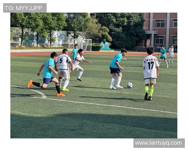 新生代足球球星横空出世引爆绿茵赛场掀起青春风暴