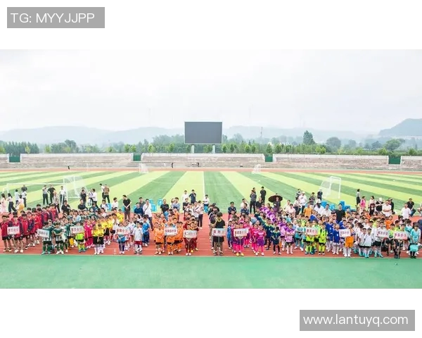 球星亲临绿茵场带来足球技巧教学助力青少年全面提升竞技水平